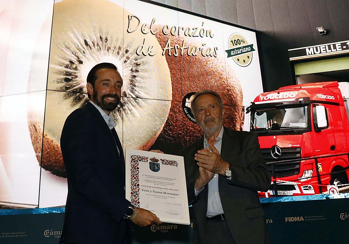 Jonathan Feito, de Feito y Toyosa, recibe el premio del presidente adjunto del Centro Asturiano de Madrid.