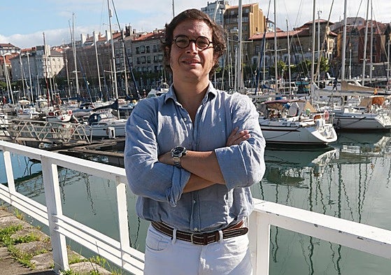 José María Figaredo, en el puerto deportivo de Gijón.