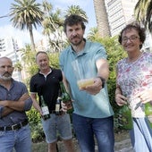 Guardianes de una cultura.El enólogo Tano Collada ofrece un culín en Gijón junto con sus compañeros Pedro Ramas, José Antonio Norniella y Cristina Castaño.