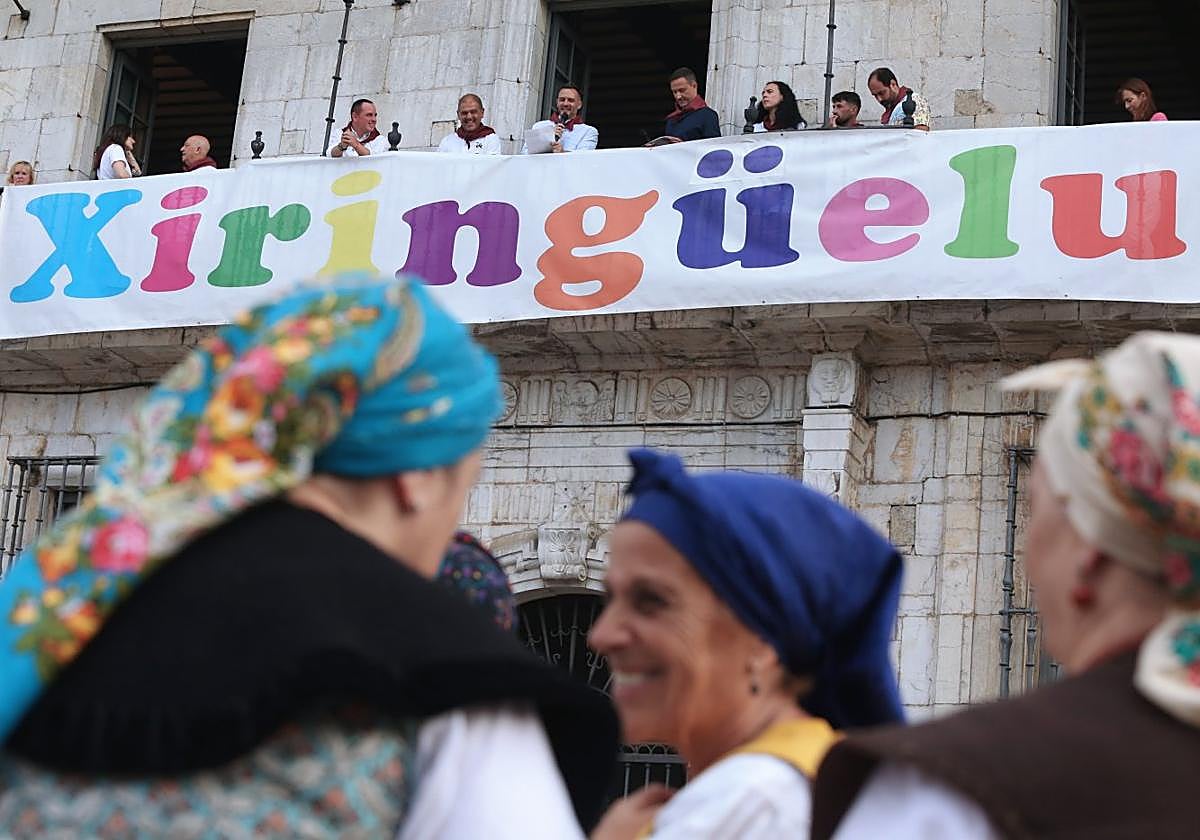 Los periodistas pravianos pronunciaron el pregón desde el balcón de la Colegiata.