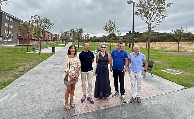 La edil María José Fernández; Ángel García, alcalde de Siero; los técnicos municipales María José Fernández y Daniel Navarro; Ramón Granados, director técnico de la obra; y Fernando Valdés, jefe de obra.