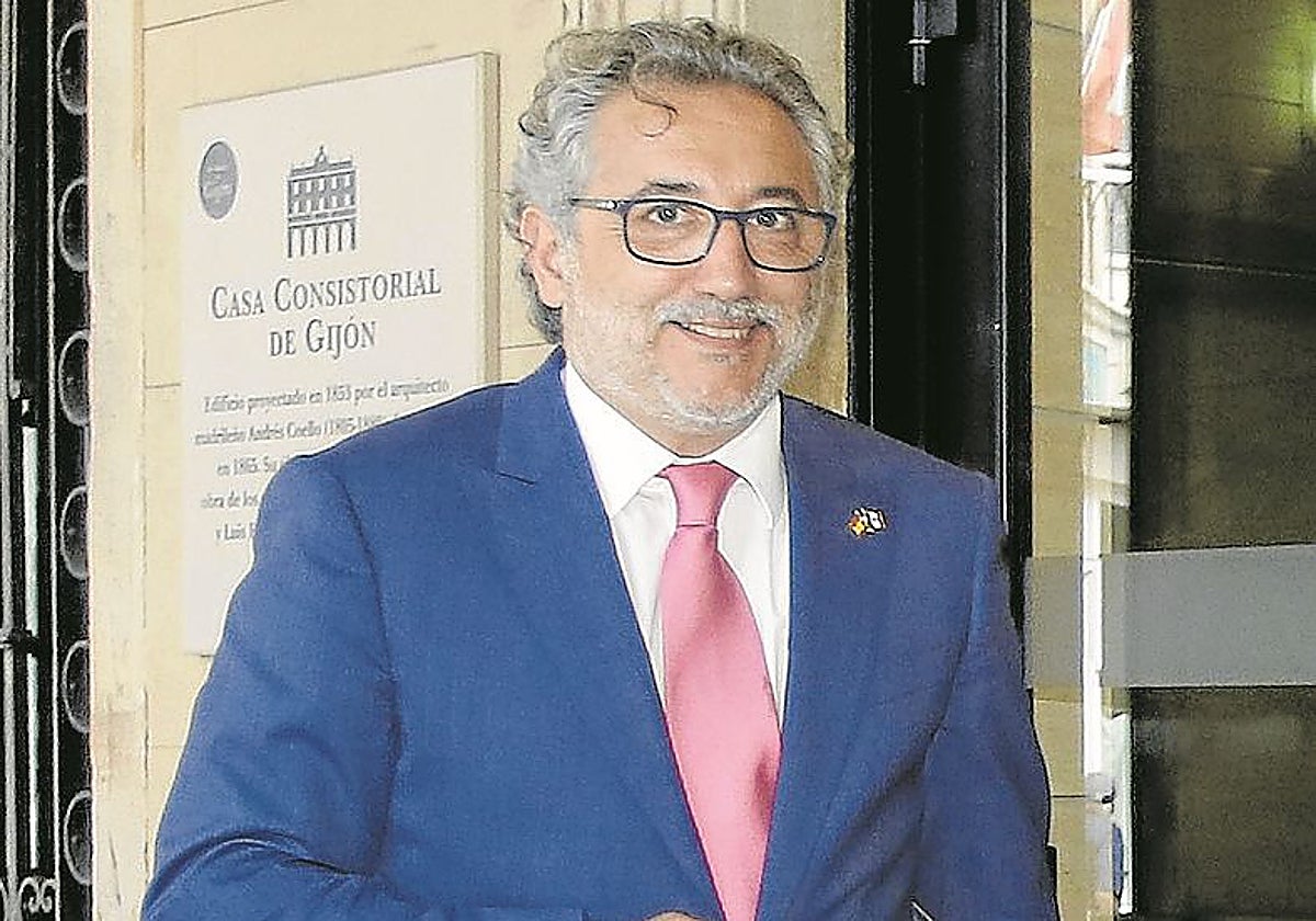 El cónsul Jesús Gutiérrez, a la entrada del Consistorio gijonés.