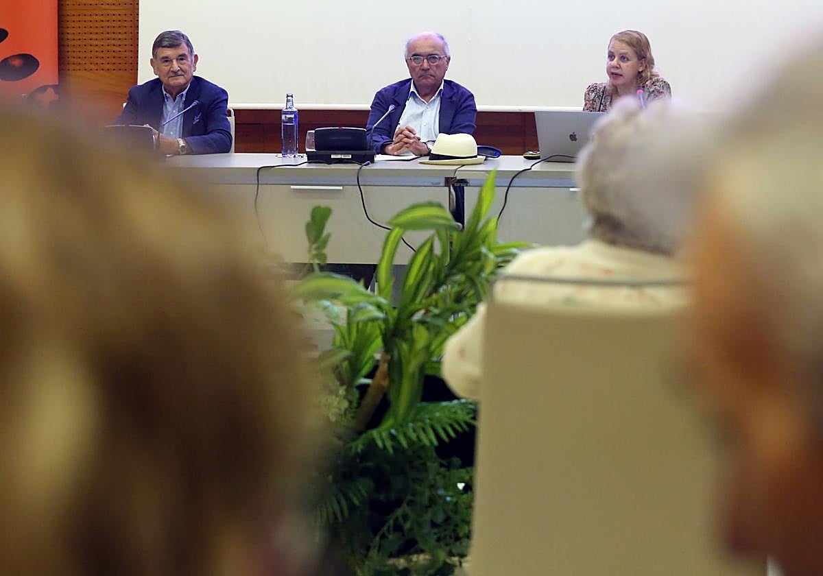 José Carlos Fernández Rozas, el director de los cursos Benigno Pendás y Marta Friera.