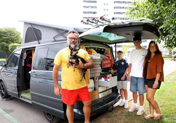 Nicolás González, junto a su mujer, Beatriz Chacón, y sus hijos, Nico y Pepe, en su furgoneta camperizada.
