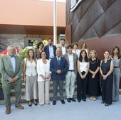 Ovidio de la Roza, primero por la izquierda, y Yolanda Alzú, cuarta por la derecha, con representantes de la política y de la empresa antes del acto.