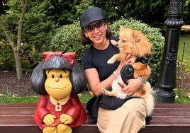 Chenoa posa junto a su perra 'Cloe' y a Mafalda en el Campo San Francisco de Oviedo.