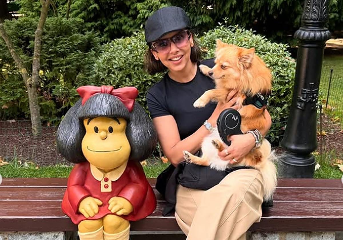 Chenoa posa junto a su perra 'Cloe' y a Mafalda en el Campo San Francisco de Oviedo.
