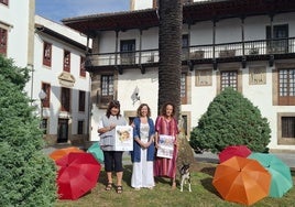 La ceramista Charo Cimas, la edil Rocío Vega y la secretaria de Acosevi, Laura Jiménez, en la presentación de ambas ferias