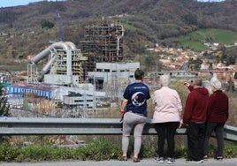 Vecinos observan las labores de derribo de la térmica, ya finalizadas.