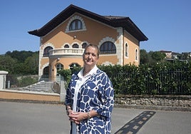 María José Peláez frente a la casa que construyó su abuelo en Coya. Mario Rojas