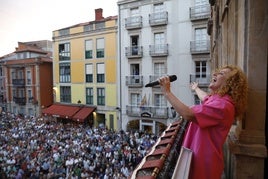 Mina Longo canta en el balcón del Ayuntamiento de Gijón junto a las cientos de personas que se han reunido para escuchar su pregón.