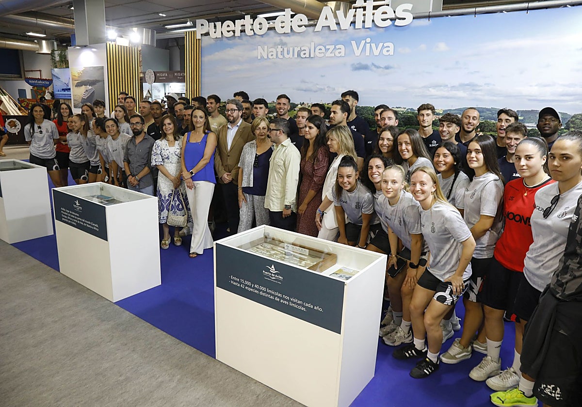 Los jugadores y jugadoras del Real Avilés, en el stand del Puerto y el Ayuntamiento de Avilés.