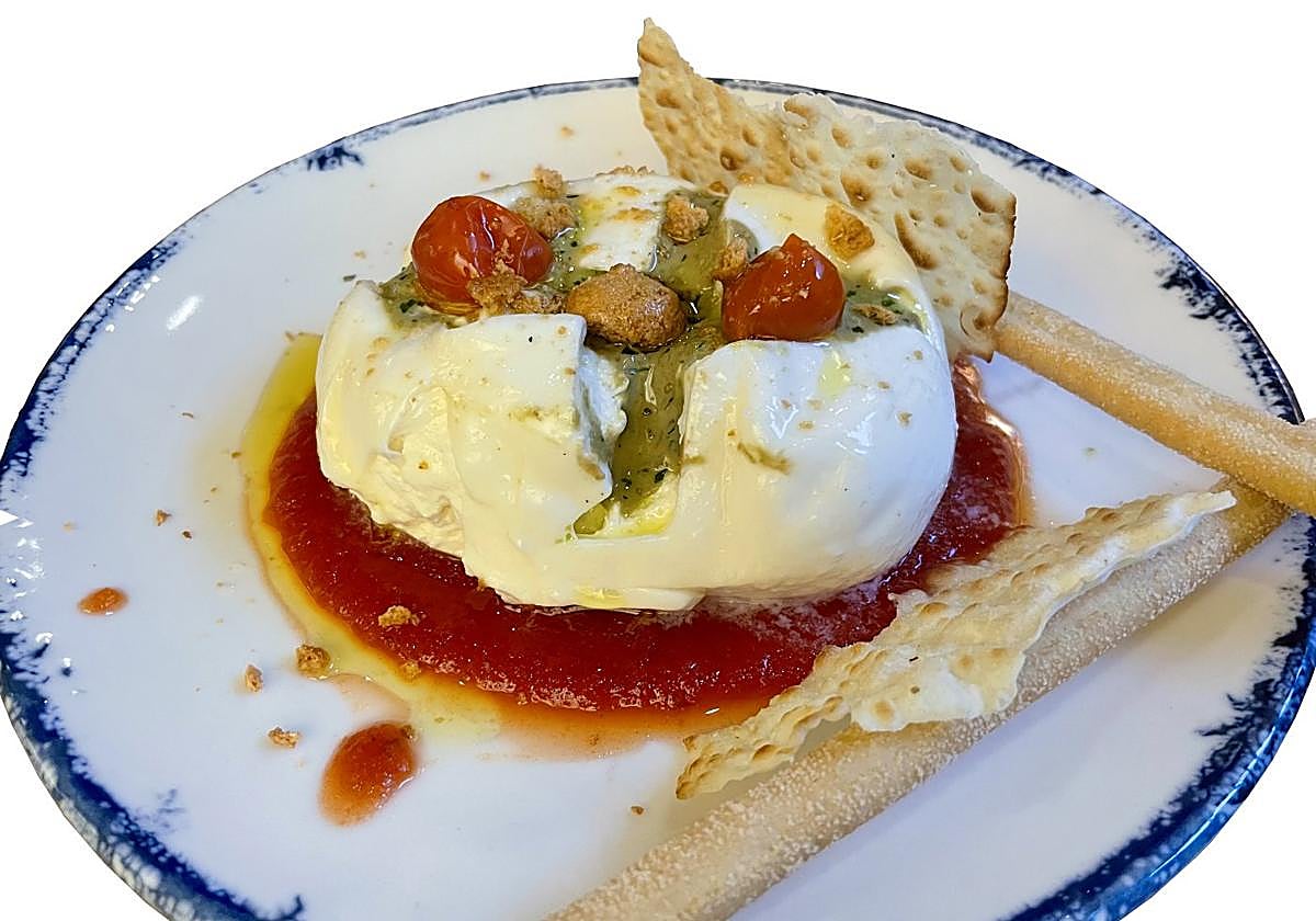 Toscanella burrata, con mermelada de tomate y pesto.