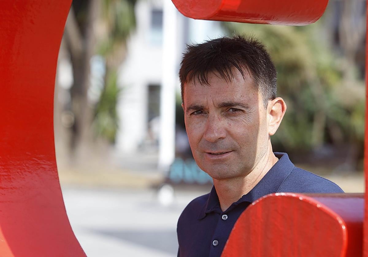 El entrenador del Sporting, Asier Garitano, se asoma por una de las letronas de Gijón, junto al Puerto Deportivo.