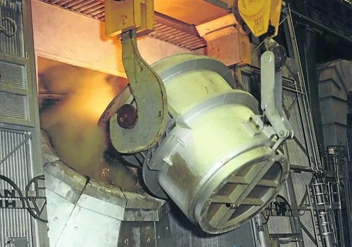 Imagen de la acería LD III de Avilés en plena producción.