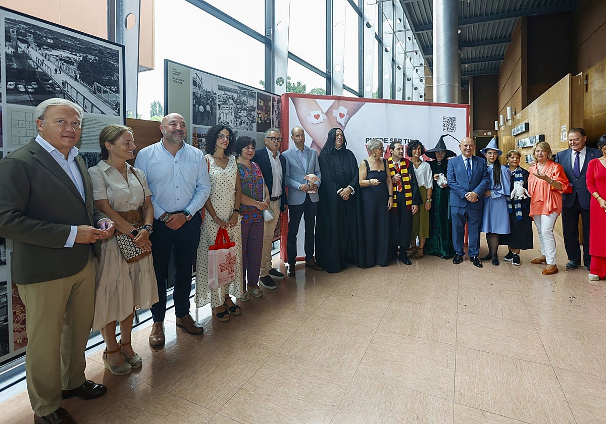 DONA VIDA. Álvaro Alonso, María Luisa Sánchez, Guzmán Pendás, Pablo García, Concepción Saavedra, Faustino Valdés, Félix Baragaño, entre otros, con laasociación 'Orden 66', en la Fidma