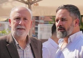 El portavoz de Vox en el Ayuntamiento de Cangas de Onís, Ángel Tejuca, con el líder nacional de su partido, Santiago Abascal.
