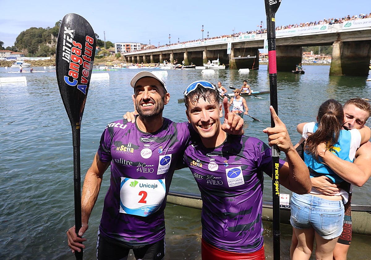 Walter Bouzán y Bertín Llera tras salir del agua como ganadores del Descenso del Sella 2025.