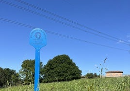 Una señal que indica la conducción de agua en Siero.