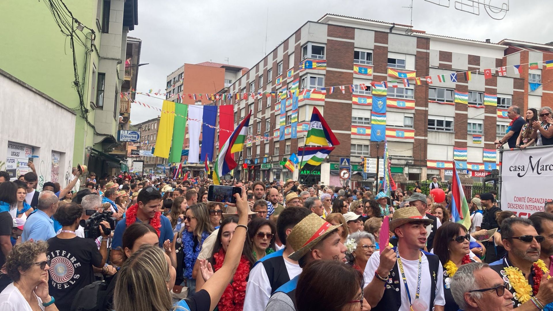 Así fue el desfile del Descenso del Sella 2025. ¡Búscate en las fotos!
