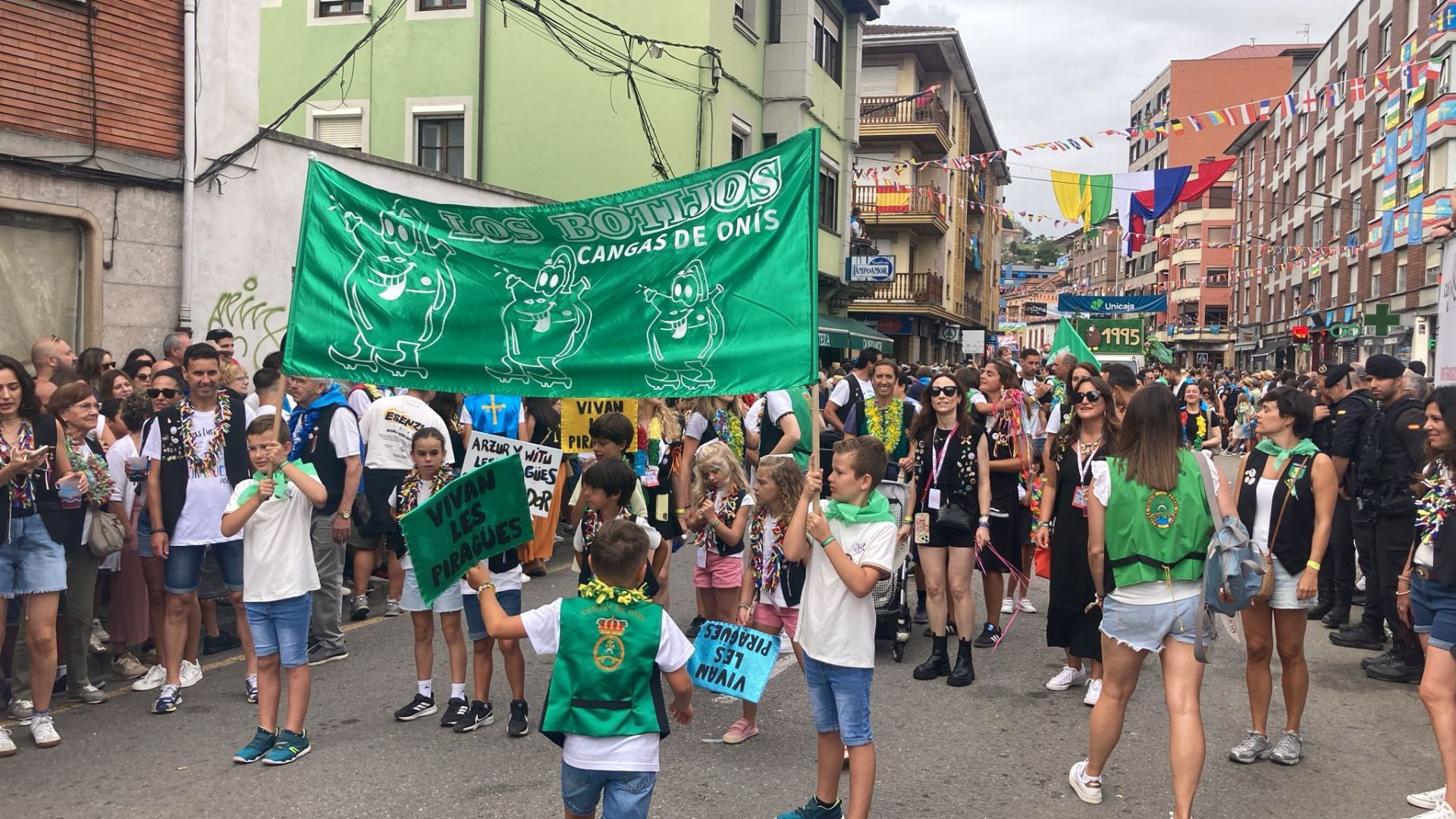 Así fue el desfile del Descenso del Sella 2025. ¡Búscate en las fotos!