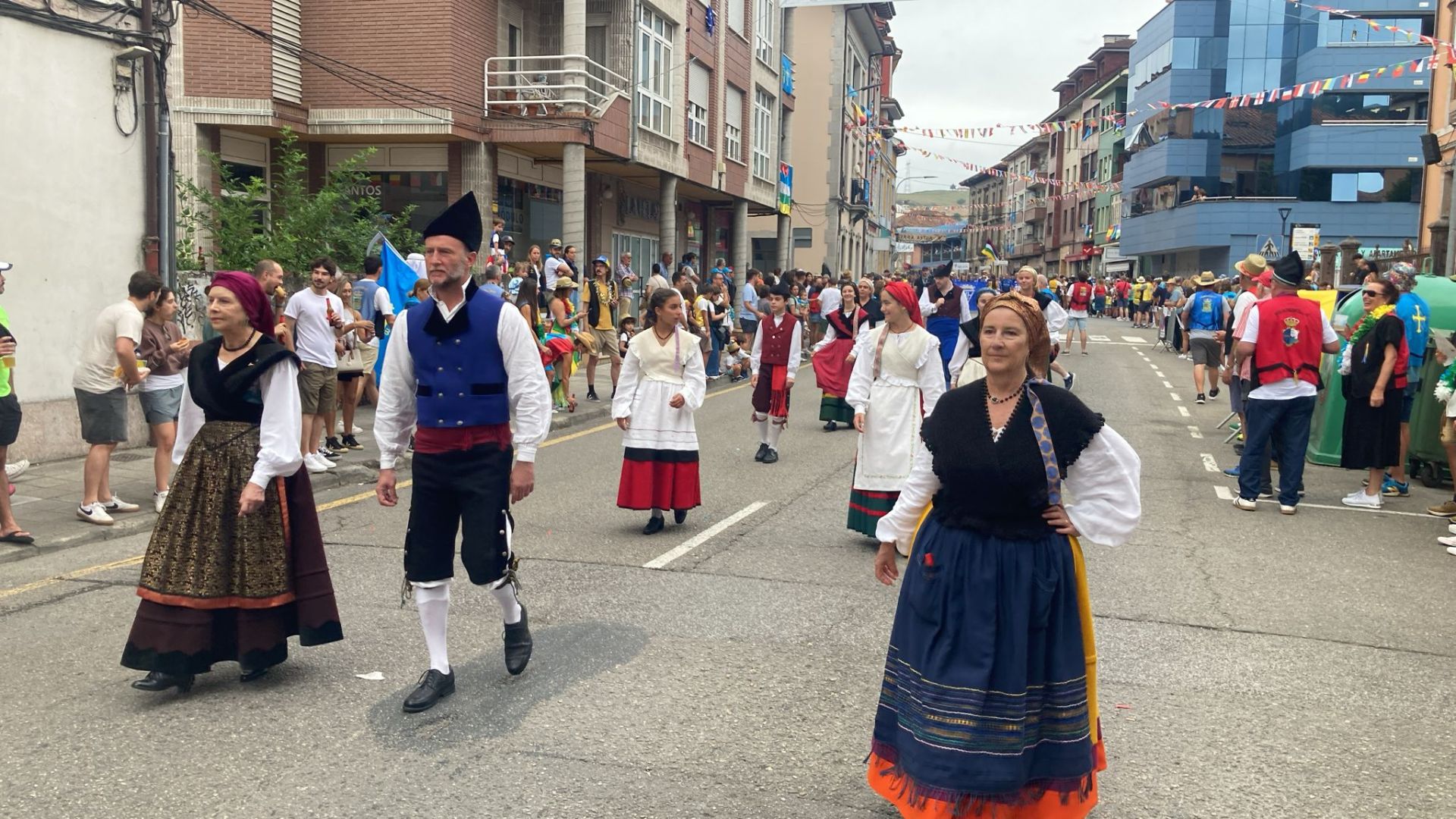 Así fue el desfile del Descenso del Sella 2025. ¡Búscate en las fotos!