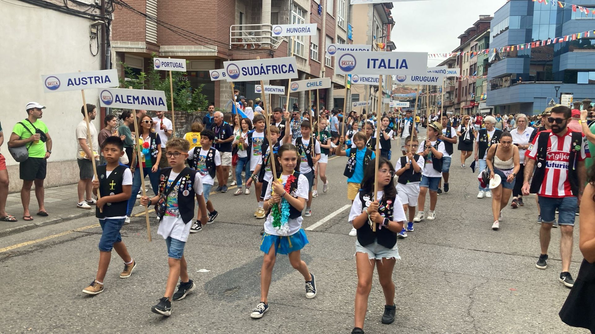 Así fue el desfile del Descenso del Sella 2025. ¡Búscate en las fotos!