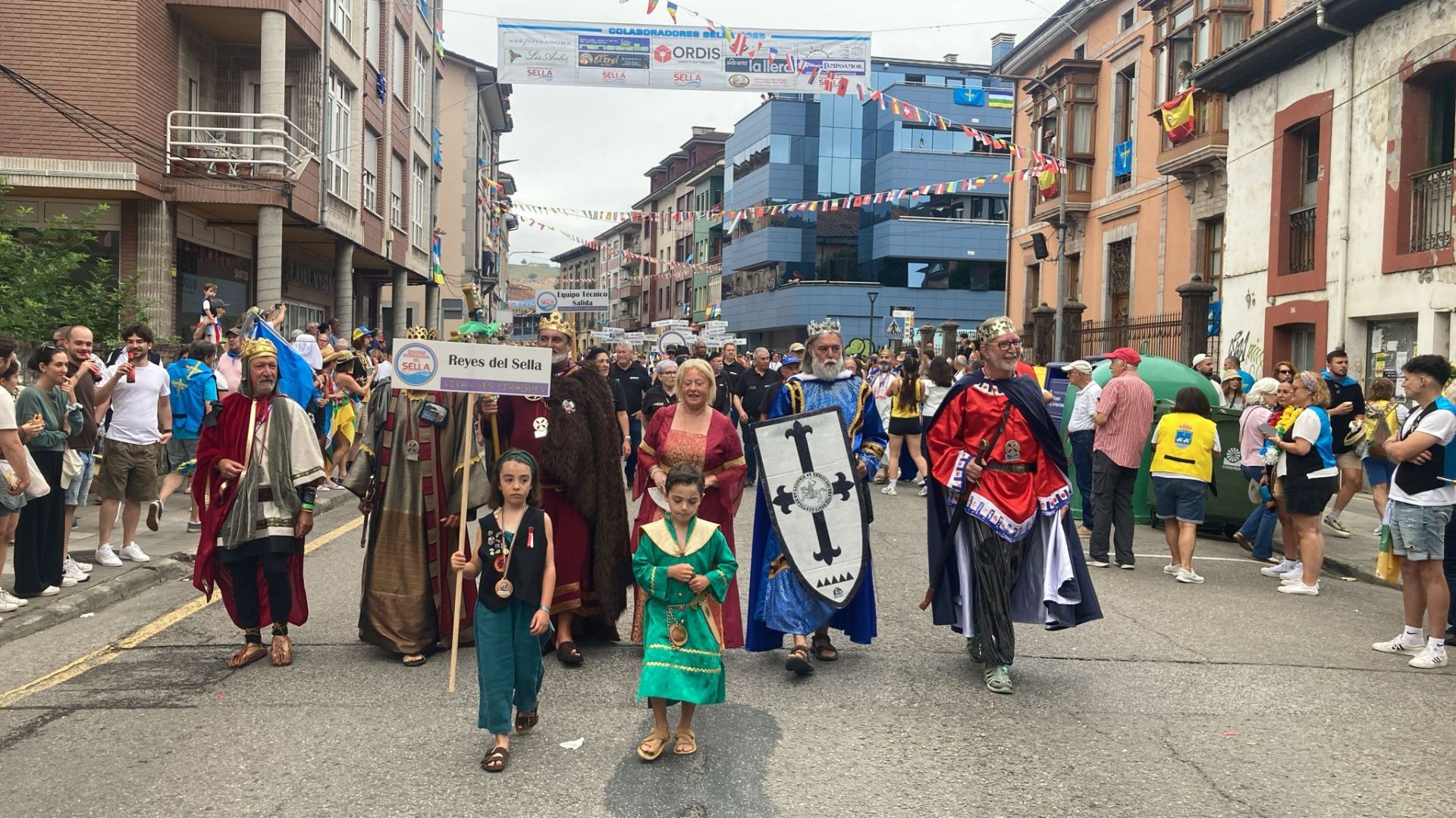 Así fue el desfile del Descenso del Sella 2025. ¡Búscate en las fotos!