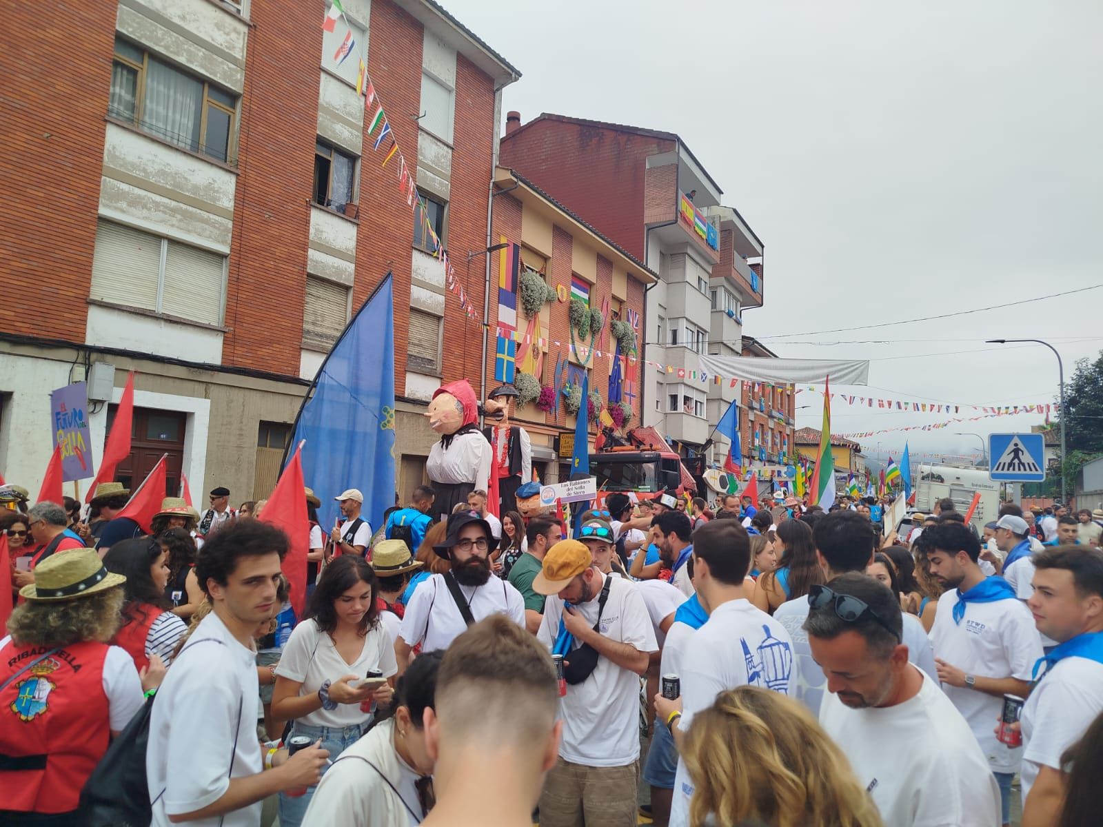 Así fue el desfile del Descenso del Sella 2025. ¡Búscate en las fotos!