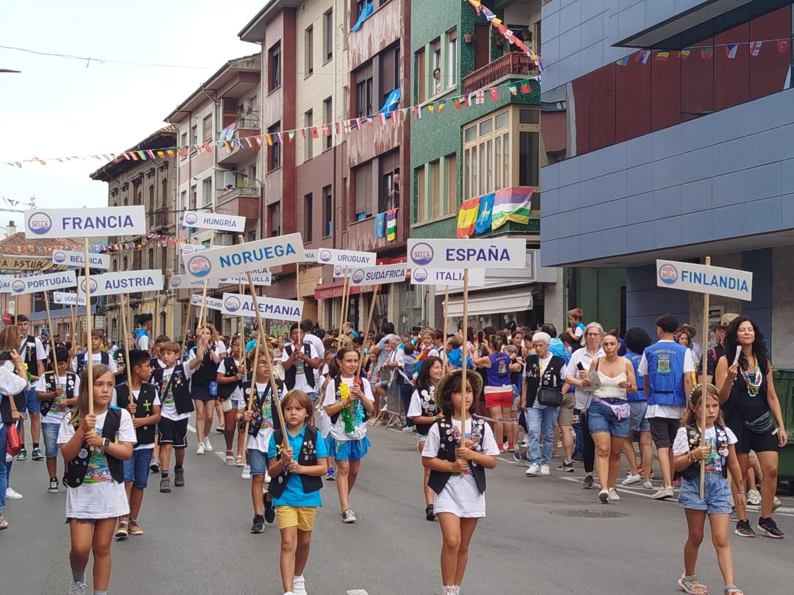 Así fue el desfile del Descenso del Sella 2025. ¡Búscate en las fotos!