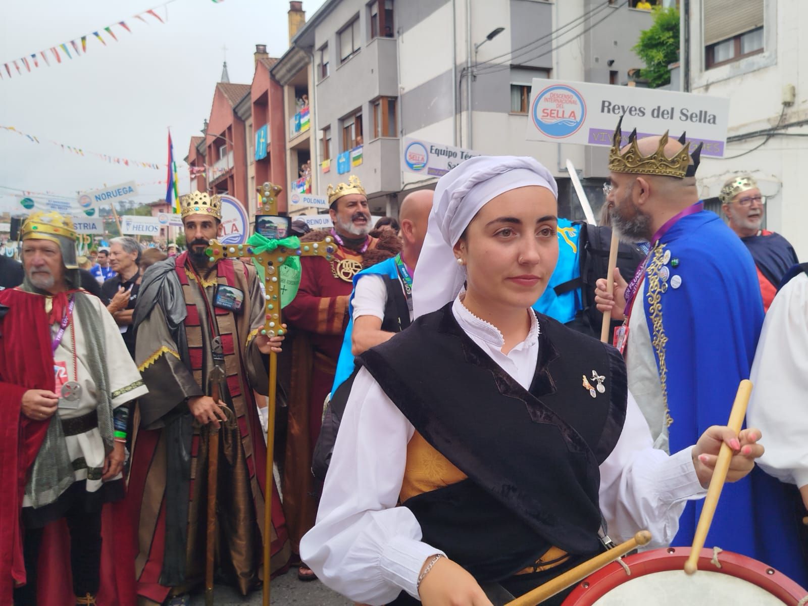 Así fue el desfile del Descenso del Sella 2025. ¡Búscate en las fotos!