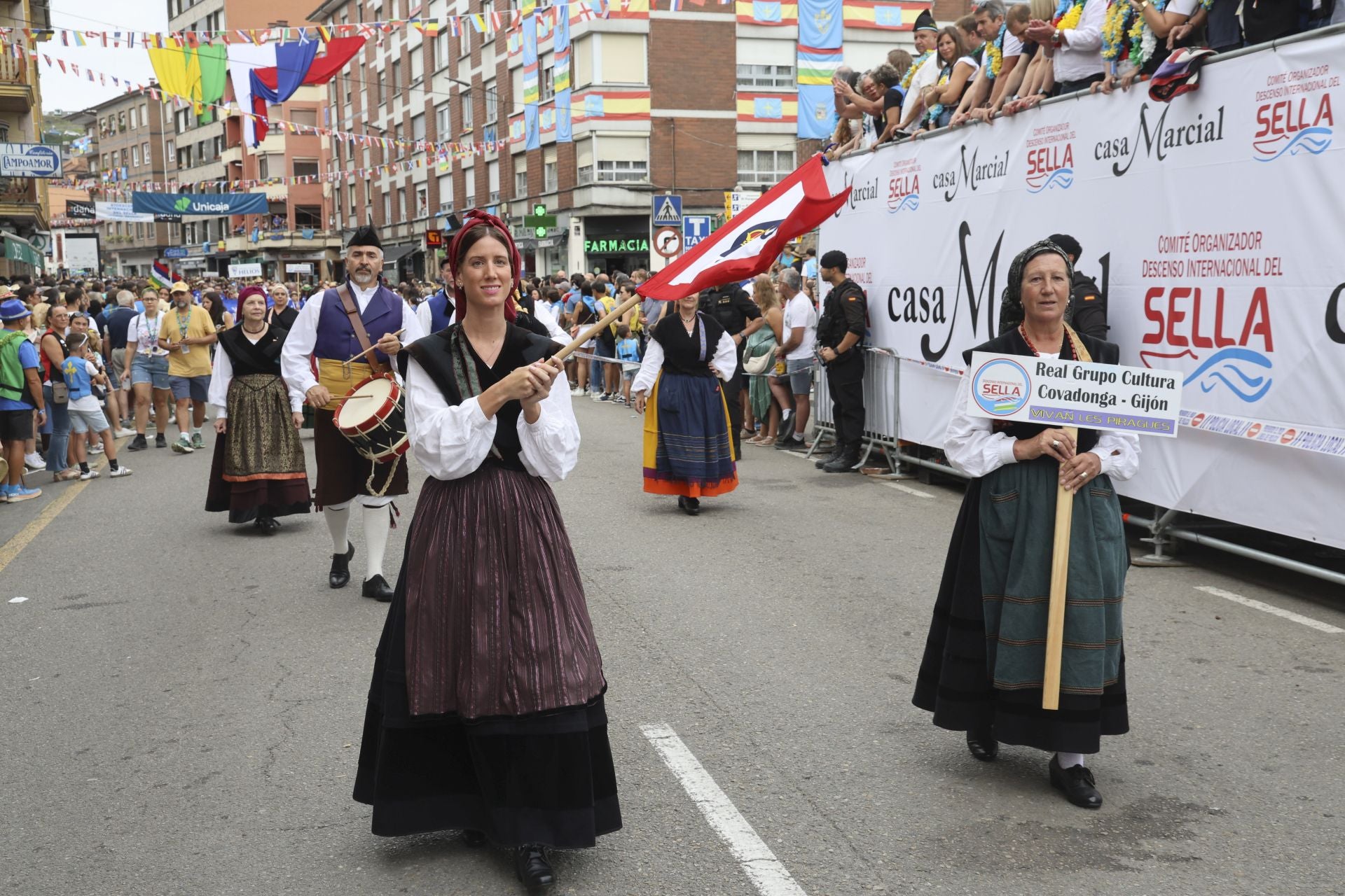 Así fue el desfile del Descenso del Sella 2025. ¡Búscate en las fotos!
