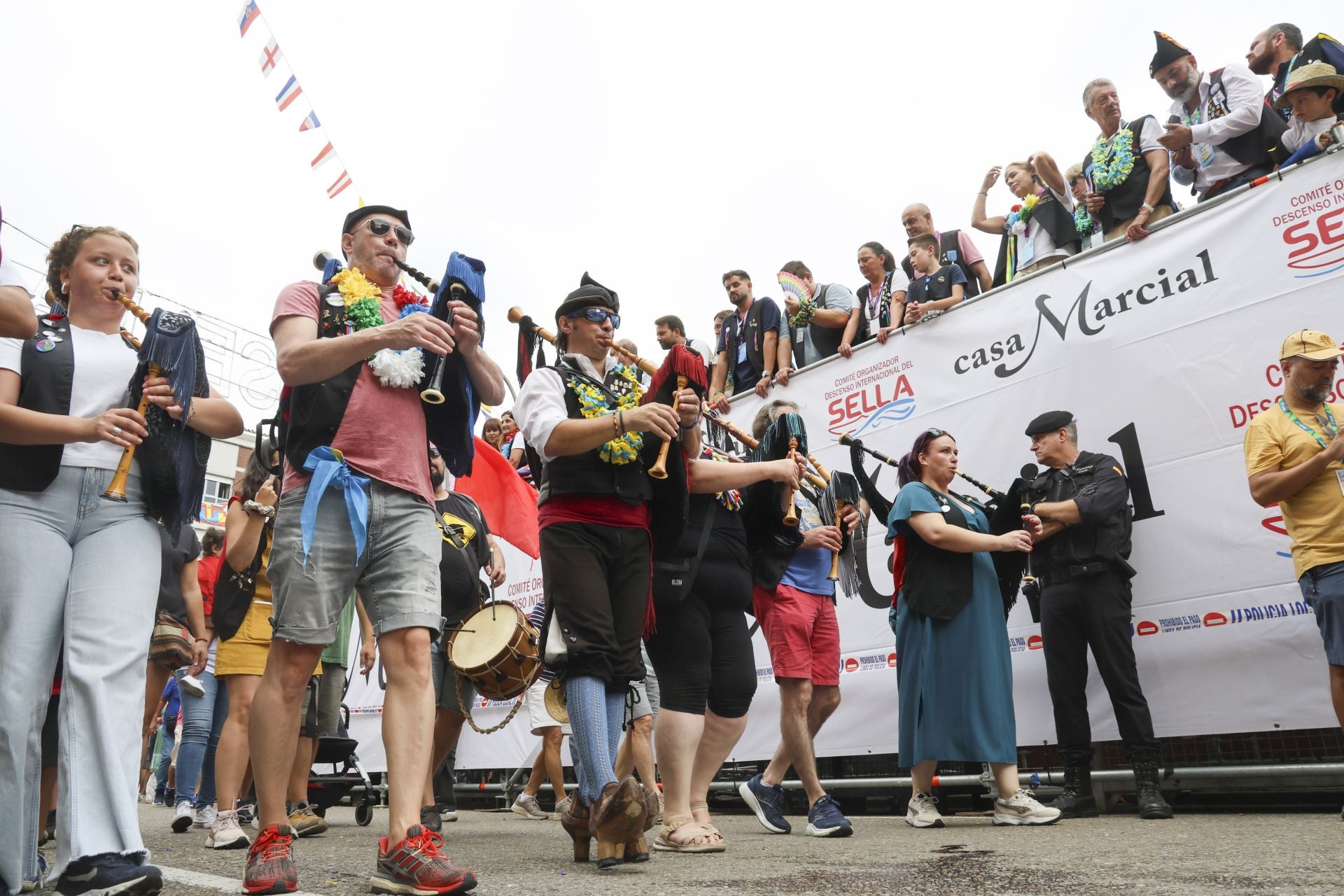 Así fue el desfile del Descenso del Sella 2025. ¡Búscate en las fotos!