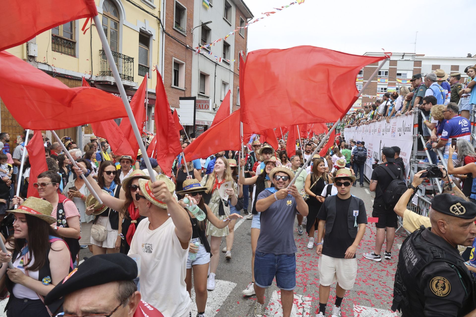 Así fue el desfile del Descenso del Sella 2025. ¡Búscate en las fotos!