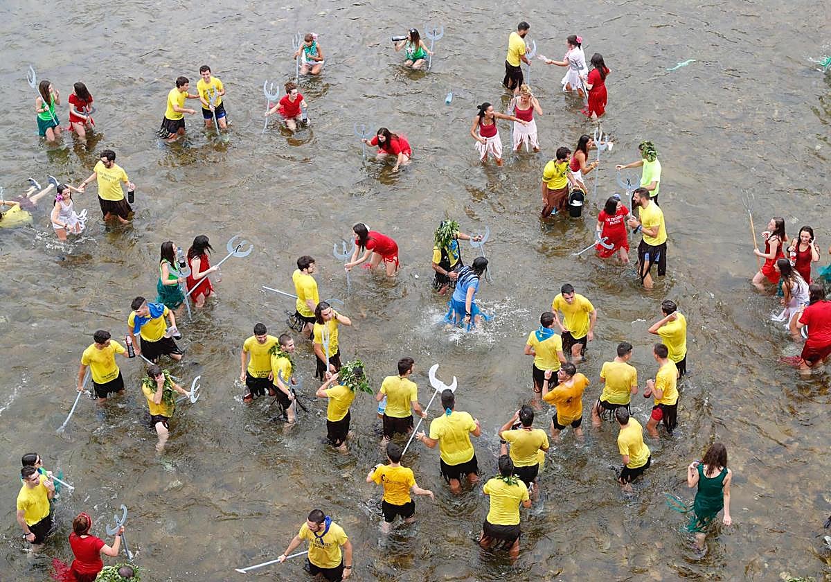 'Tritones' dándose un baño en el río tras el desfile del día del Descenso del Sella.