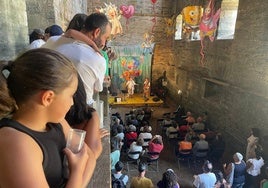 El público sigue una de las actividades celebrada en la sala capitular del monasterio de Villanueva de Oscos