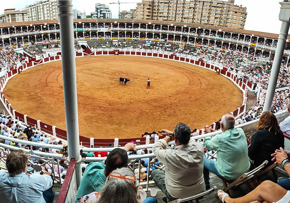 La plaza de toros de El Bibio, durante la pasada feria de Begoña.