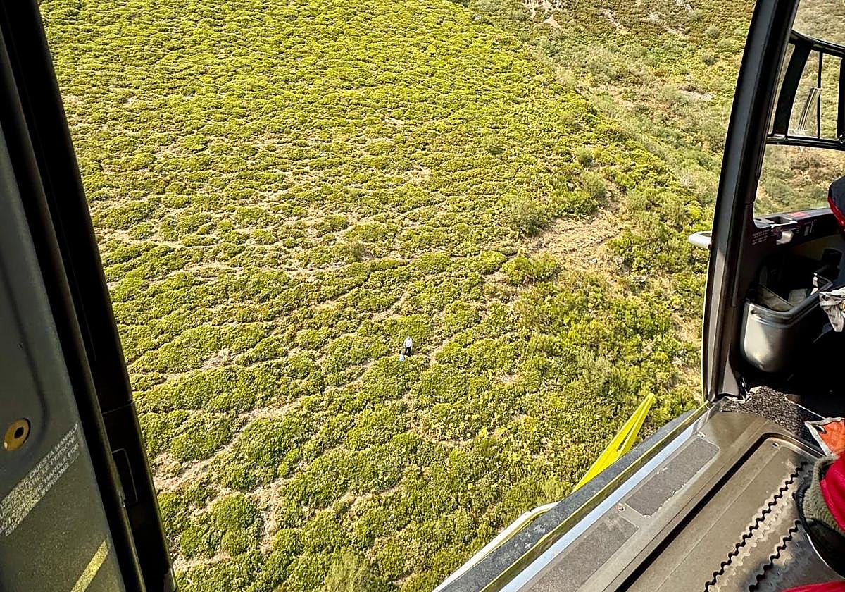 Imagen del rescate desde el helicóptero en Somiedo.