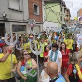 Los Tritones con sus icónicos tridentes, sus coronas de laurel y todo su humor al servicio de la folixa, que tomó ayer las calles en el tradicional preludio festivo de la prueba deportiva.