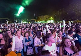 Público en la actuación de París de Noia el verano pasado, con los bloques residenciales tras ellos.