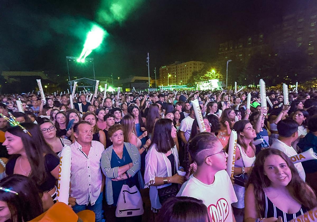 Público en la actuación de París de Noia el verano pasado, con los bloques residenciales tras ellos.
