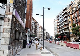 Una de las nuevas farolas en la avenida de Galicia.