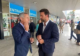 Pedro Ferrer y Álvaro Queipo departen a la entrada de la Feria Internacional de Muestras.