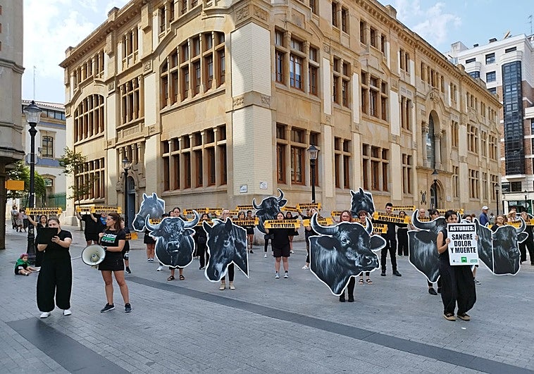 'Performance' de activistas antitaurinos este mediodía en la confluencia de Tomás y Valiente con el Parchís.