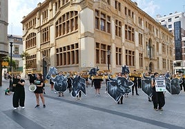 'Performance' de activistas antitaurinos este mediodía en la confluencia de Tomás y Valiente con el Parchís.
