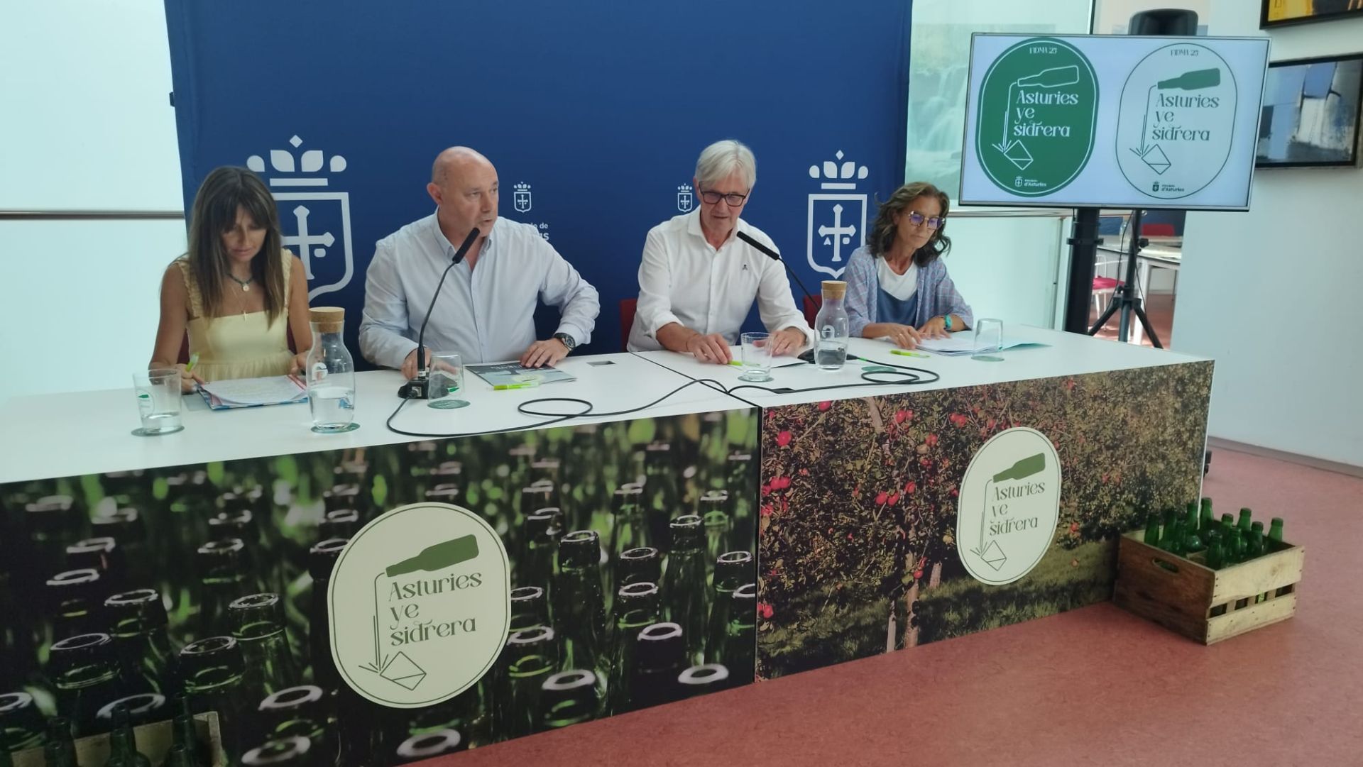 Presentación en la Fidma de la primera edición del festival El Pueblo, con el alcalde de Castropol.