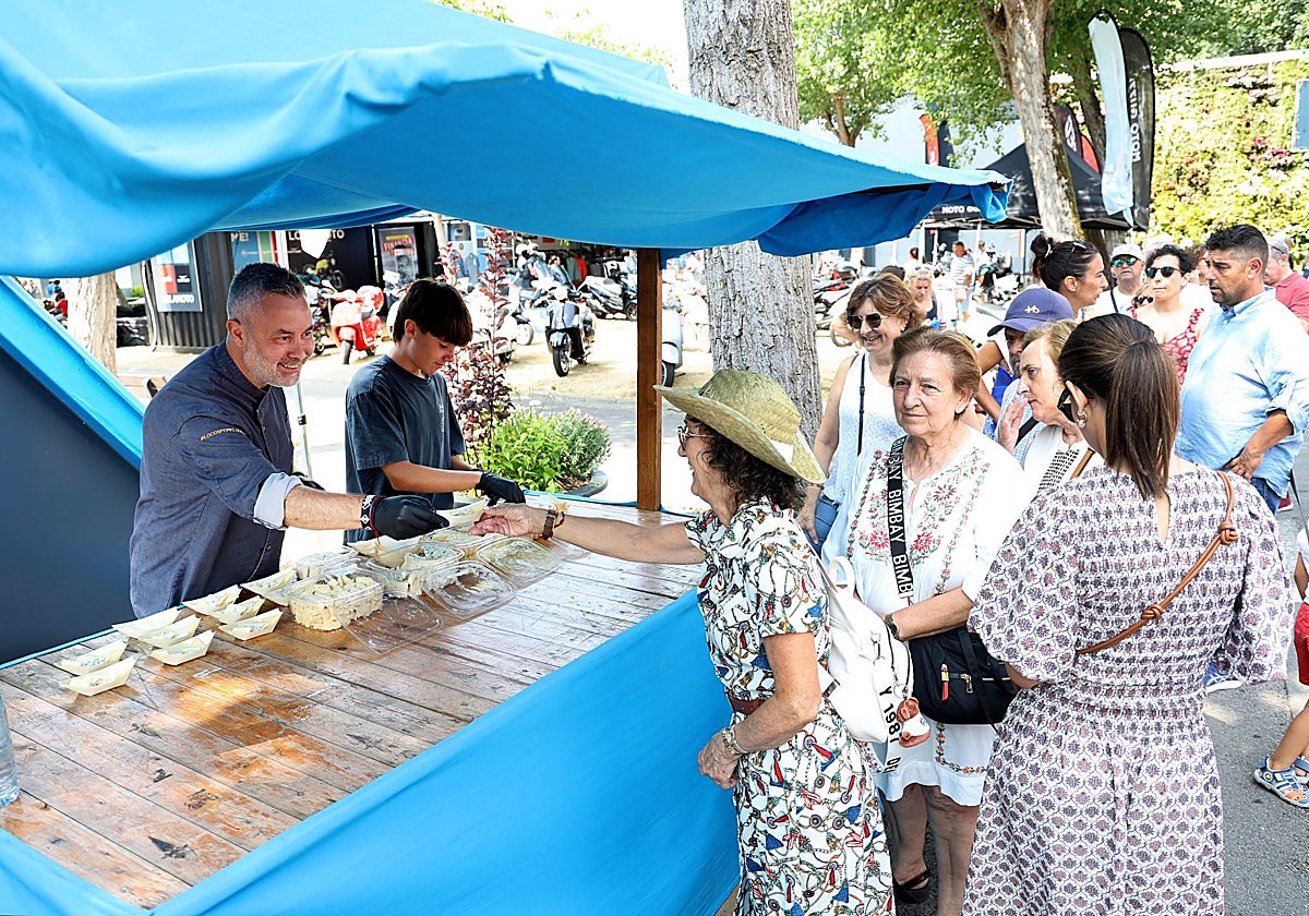 Degustación de quesos en el pabellón de Langreo, con el maestro quesero Aitor Vega.