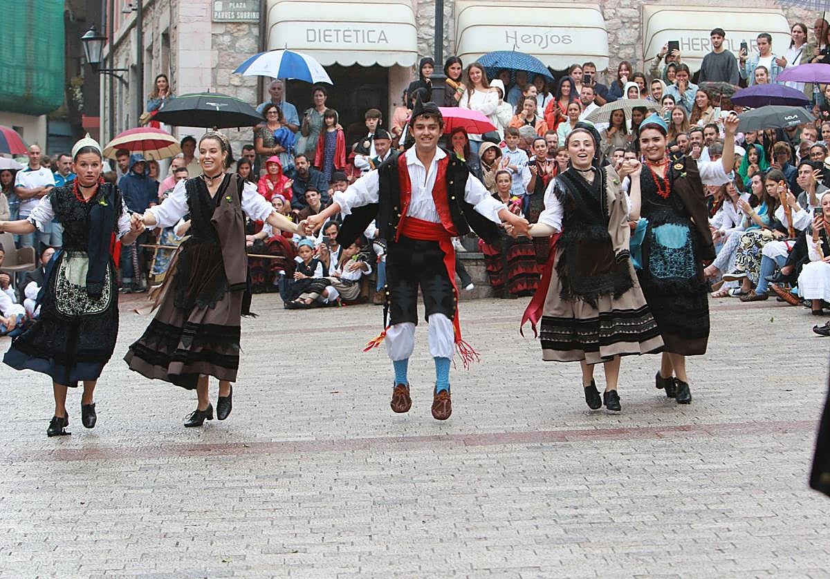 Bailes folclóricos en las fiestas de San Roque en Llanes.