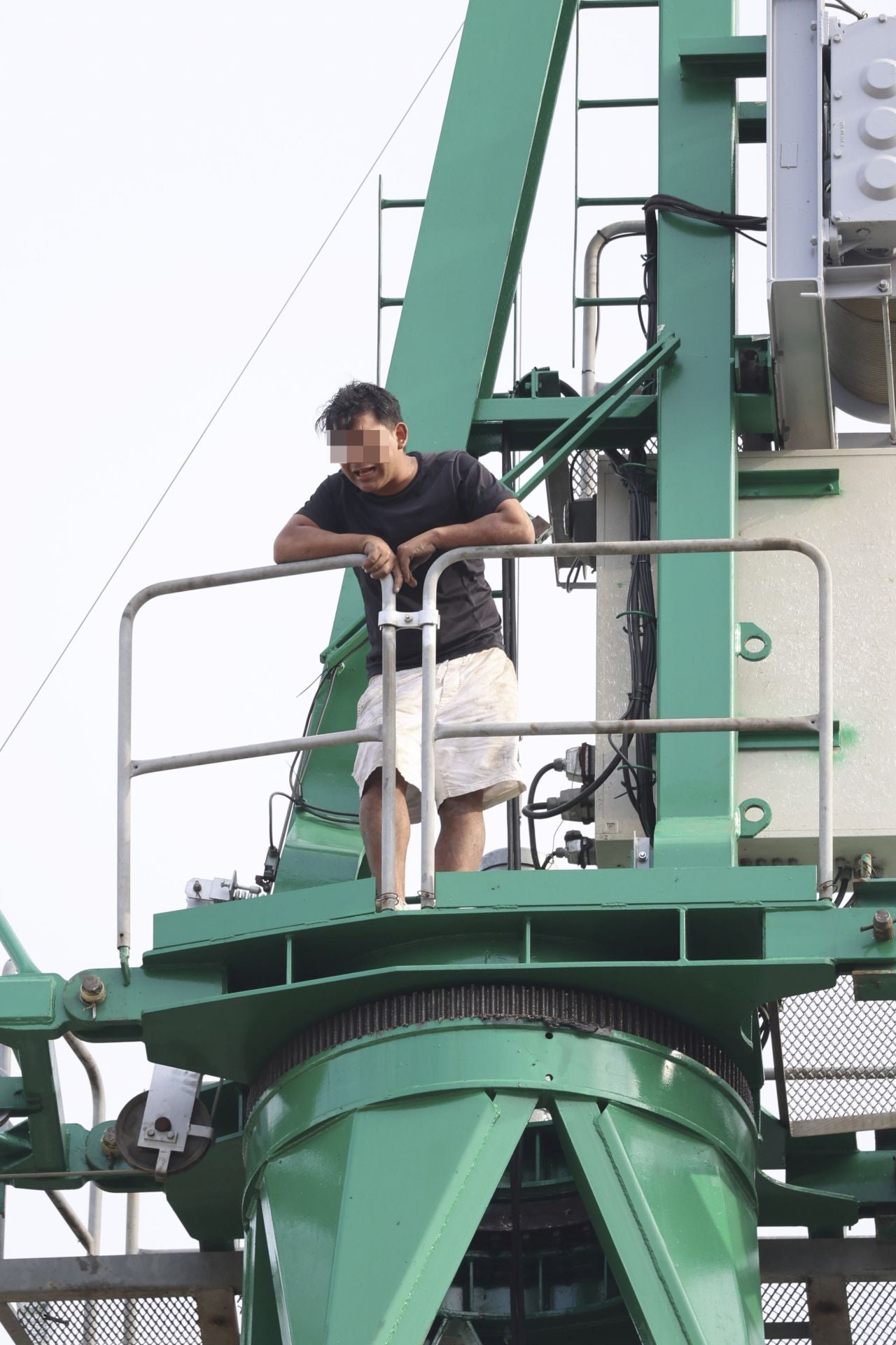 Detenido tras subirse a una grúa de obra de 30 metros en Montevil, en Gijón