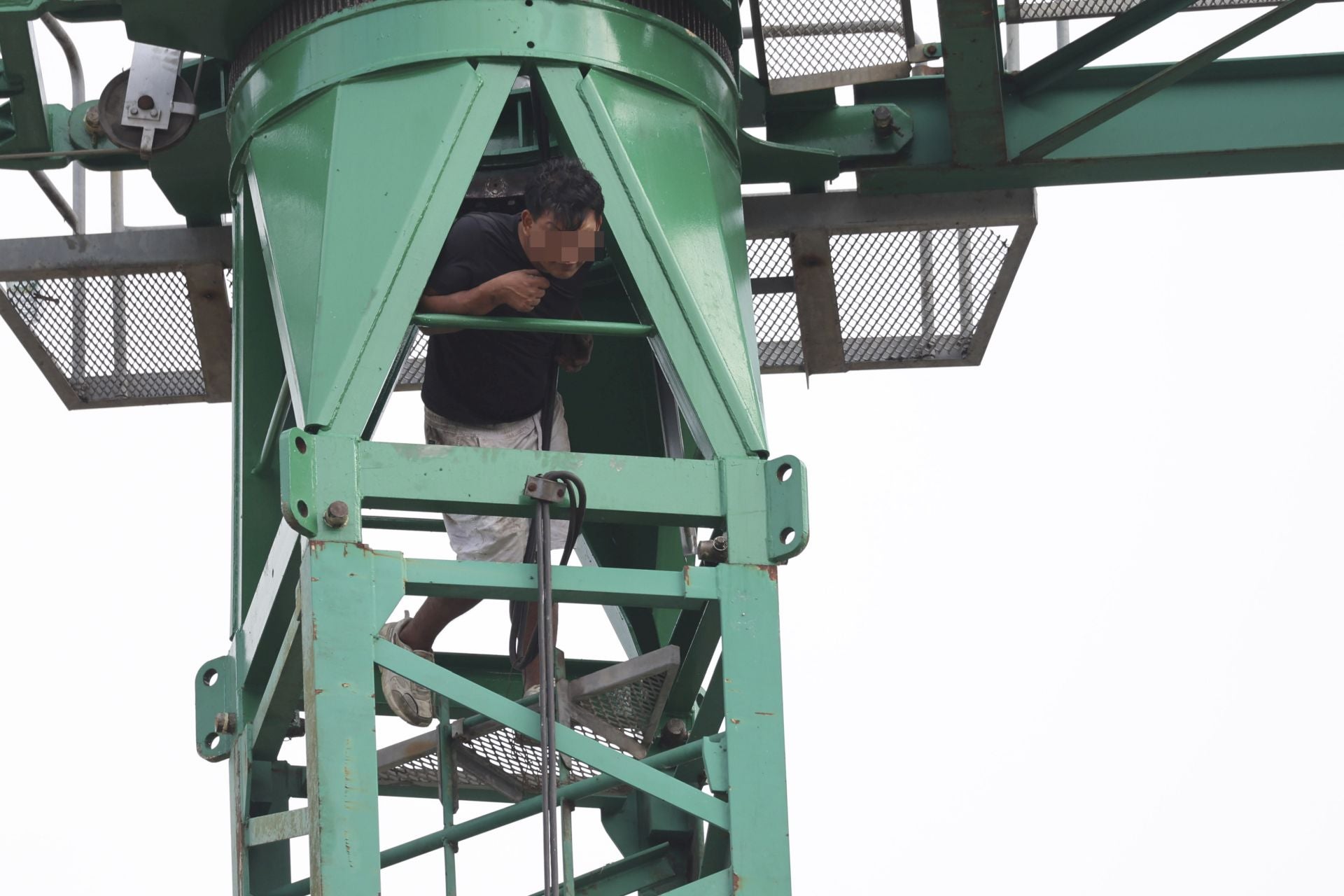 Detenido tras subirse a una grúa de obra de 30 metros en Montevil, en Gijón